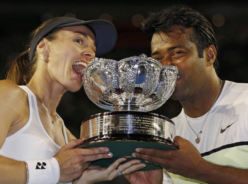 Australian Open 2015 Martina Hingis e Leander Paes fingono di mordere la coppa (Reuters)
